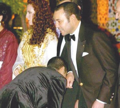 حملة فايسبوكية لنبذ الركوع وتقبيل يد الملك محمد السادس 