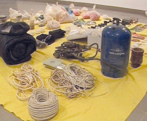 صحيفة سعودية : إحباط مخطط إرهابي يستهدف رجال أمن ومنشآت عامة وضبط خليتين يتزعم إحداهما مواطن وستة يمنيين