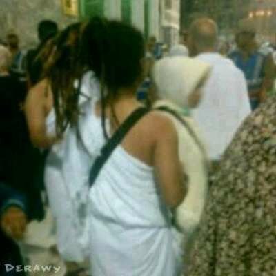 لبنانية تعتمر بملابس إحرام 
