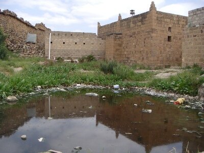 في ظل غياب تام لوزارة الاوقاف.. مسجد حصن بيت مهدم التاريخي محاصر بالمستنقعات والقاذورات