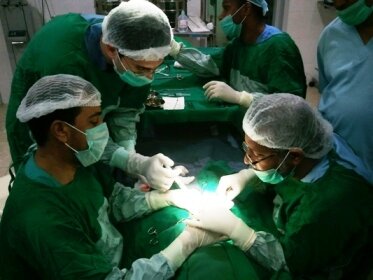 إجراء عملية جراحية نادرة على مستوى اليمن لمريضة تعاني من سرطان المثانة والرحم بمستشفى دوعن – خيلة بقشان