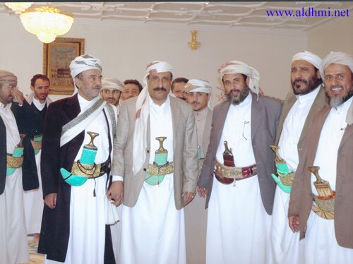 من اليسار الشيخ الحسن أبكر الشريف حسين الضنين .. الشيخ أمين العكيمي .. خالد عبدالوهاب الشريف والشيخ ناجي الشايف