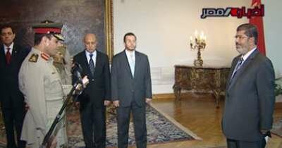 الرئيس المصري يقيل طنطاوي وعنان .. وزير الدفاع الجديد يؤدي اليمين الدستورية .. وطنطاوي وعنان لم يغادرا وزارة الدفاع .. شاهد الفيديو