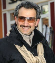 انقلاب سيارة الوليد بن طلال أثناء مرافقة العاهل السعودي قرب جدة 